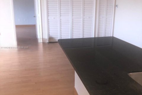 Condo in Miami, Florida, 2 bedrooms  № 1950424 - photo 9