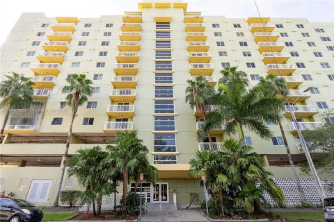 Condo in Miami, Florida, 2 bedrooms  № 1950424