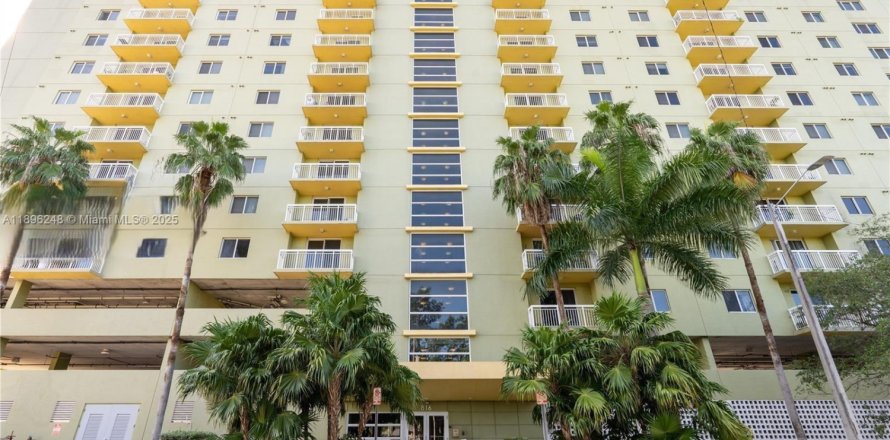 Condo in Miami, Florida, 2 bedrooms  № 1950424