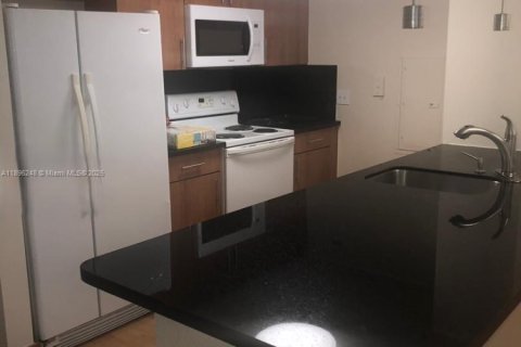 Condo in Miami, Florida, 2 bedrooms  № 1950424 - photo 8