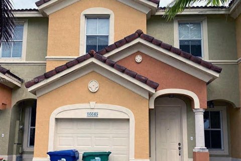 Townhouse in Miami, Florida 3 bedrooms, 164.44 sq.m. № 2052079