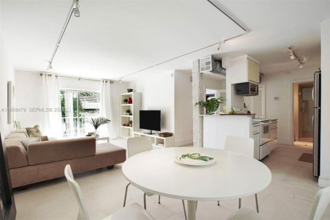 Copropriété à vendre à Miami Beach, Floride: 1 chambre, 69.4 m2 № 1996671 - photo 2