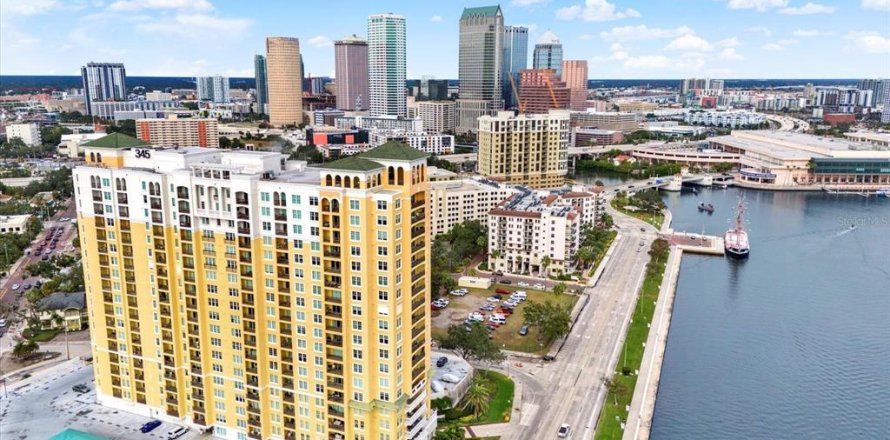 Condo in Tampa, Florida, 2 bedrooms № 2150227