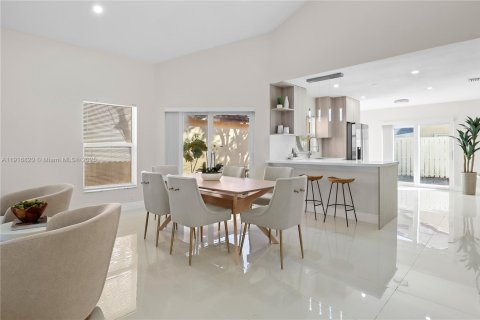 House in Sunrise, Florida 3 bedrooms, 139.73 sq.m. № 1974577 - photo 12