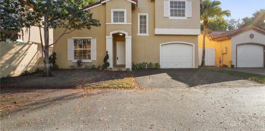 House in Sunrise, Florida 3 bedrooms, 139.73 sq.m. № 1974577