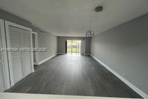 Copropriété à vendre à Weston, Floride: 2 chambres, 114.36 m2 № 2048930 - photo 4