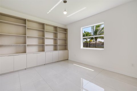 House in Miami, Florida 4 bedrooms, 246.56 sq.m. № 1889645 - photo 13