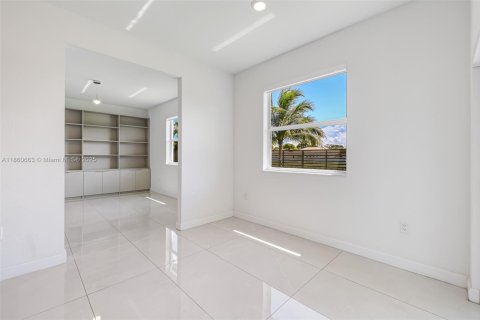 House in Miami, Florida 4 bedrooms, 246.56 sq.m. № 1889645 - photo 12
