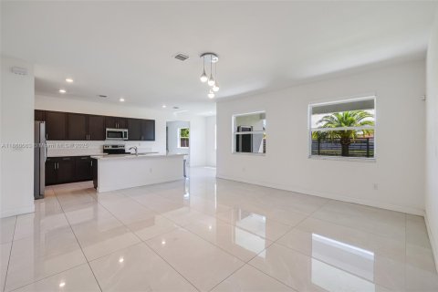House in Miami, Florida 4 bedrooms, 246.56 sq.m. № 1889645 - photo 9
