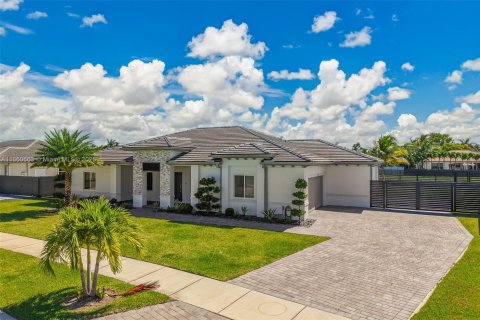 House in Miami, Florida 4 bedrooms, 246.56 sq.m. № 1889645 - photo 1