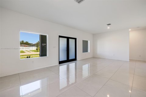 House in Miami, Florida 4 bedrooms, 246.56 sq.m. № 1889645 - photo 3