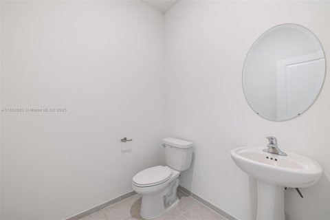 House in Miami, Florida 4 bedrooms, 246.56 sq.m. № 1889645 - photo 24