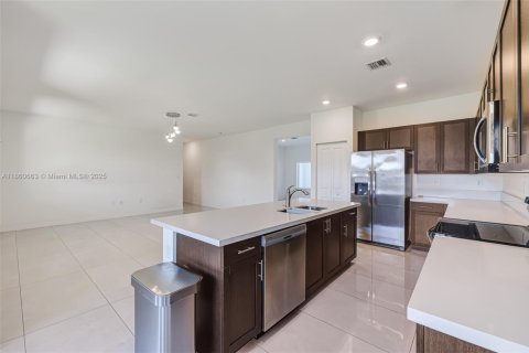House in Miami, Florida 4 bedrooms, 246.56 sq.m. № 1889645 - photo 7