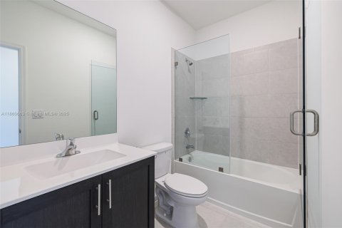 House in Miami, Florida 4 bedrooms, 246.56 sq.m. № 1889645 - photo 26