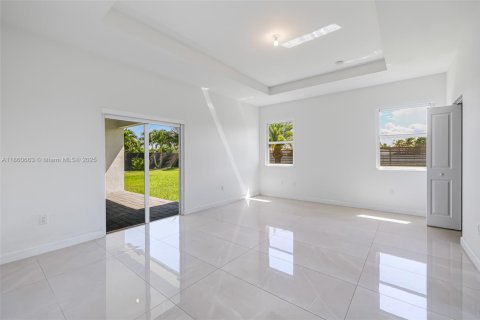 House in Miami, Florida 4 bedrooms, 246.56 sq.m. № 1889645 - photo 16