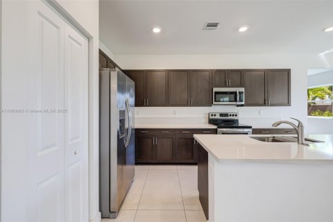 House in Miami, Florida 4 bedrooms, 246.56 sq.m. № 1889645 - photo 11