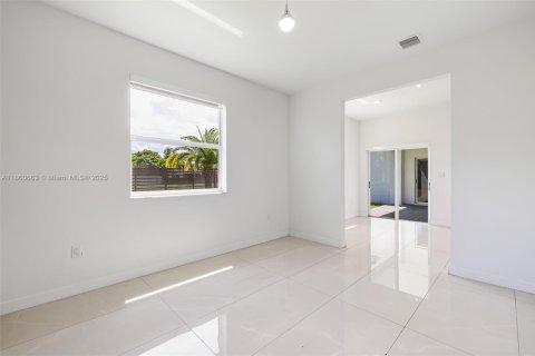 House in Miami, Florida 4 bedrooms, 246.56 sq.m. № 1889645 - photo 14