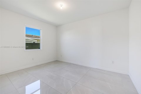 House in Miami, Florida 4 bedrooms, 246.56 sq.m. № 1889645 - photo 27