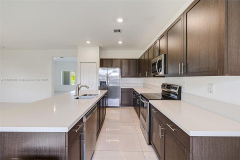 House in Miami, Florida 4 bedrooms, 246.56 sq.m. № 1889645 - photo 10