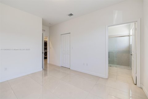 House in Miami, Florida 4 bedrooms, 246.56 sq.m. № 1889645 - photo 22