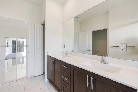 House in Miami, Florida 4 bedrooms, 246.56 sq.m. № 1889645 - photo 21
