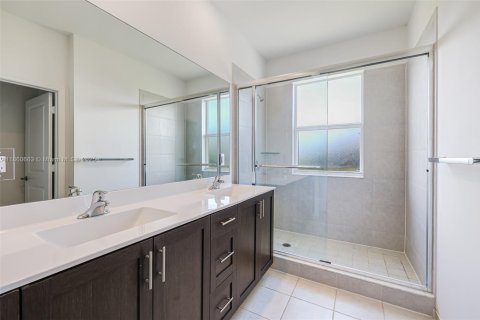House in Miami, Florida 4 bedrooms, 246.56 sq.m. № 1889645 - photo 20