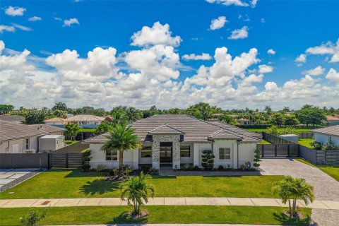 House in Miami, Florida 4 bedrooms, 246.56 sq.m. № 1889645 - photo 2