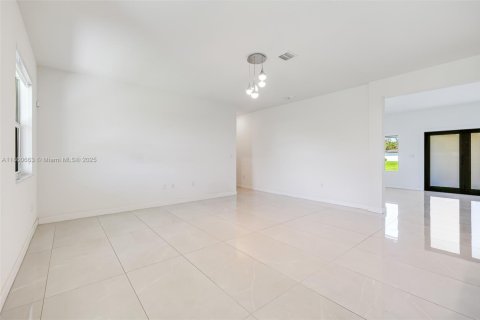 House in Miami, Florida 4 bedrooms, 246.56 sq.m. № 1889645 - photo 6