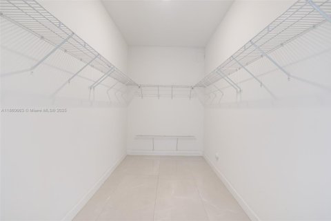 House in Miami, Florida 4 bedrooms, 246.56 sq.m. № 1889645 - photo 19