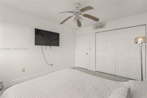 Condo in Miami, Florida, 2 bedrooms  № 1992888 - photo 20