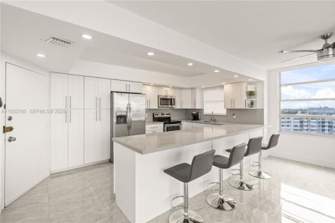 Condo in Miami, Florida, 2 bedrooms  № 1992888 - photo 4