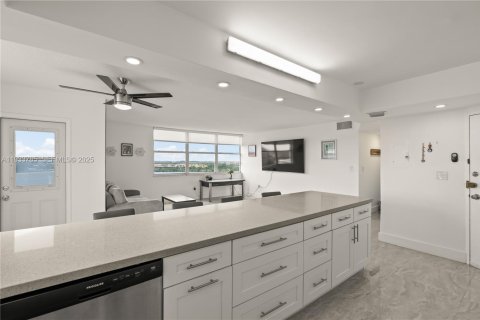 Condo in Miami, Florida, 2 bedrooms  № 1992888 - photo 11