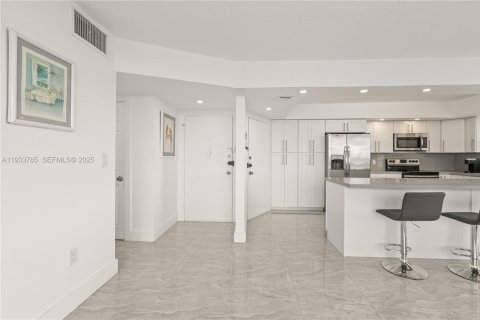 Condo in Miami, Florida, 2 bedrooms  № 1992888 - photo 12