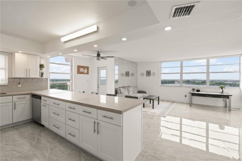 Condo in Miami, Florida, 2 bedrooms  № 1992888 - photo 7