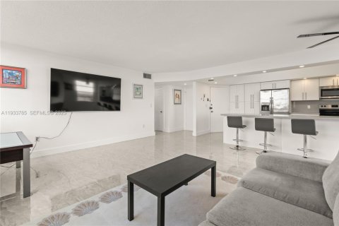 Condo in Miami, Florida, 2 bedrooms  № 1992888 - photo 13
