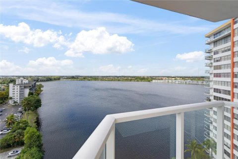 Condo in Miami, Florida, 2 bedrooms  № 1992888 - photo 24
