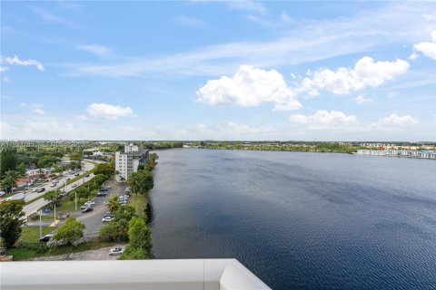 Condo in Miami, Florida, 2 bedrooms  № 1992888 - photo 2