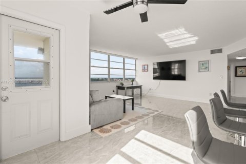 Condo in Miami, Florida, 2 bedrooms  № 1992888 - photo 14