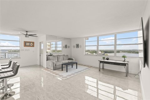 Condo in Miami, Florida, 2 bedrooms  № 1992888 - photo 3