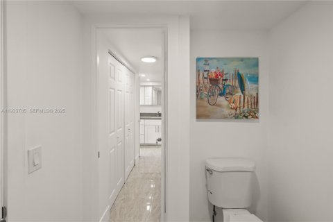 Condo in Miami, Florida, 2 bedrooms  № 1992888 - photo 19