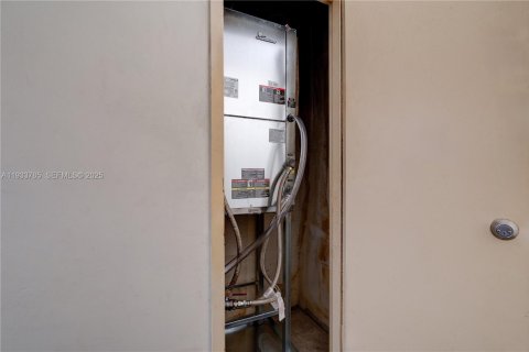 Condo in Miami, Florida, 2 bedrooms  № 1992888 - photo 29