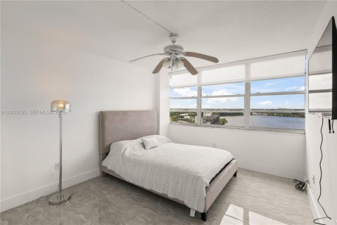 Condo in Miami, Florida, 2 bedrooms  № 1992888 - photo 16