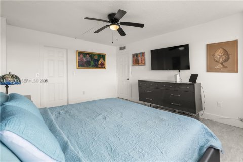 Condo in Miami, Florida, 2 bedrooms  № 1992888 - photo 15