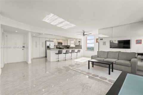 Condo in Miami, Florida, 2 bedrooms  № 1992888 - photo 9