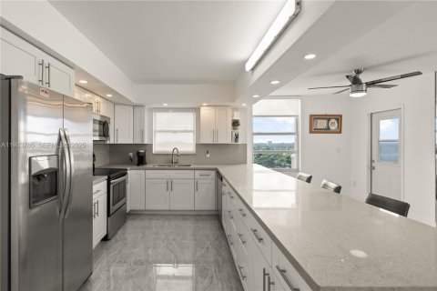 Condo in Miami, Florida, 2 bedrooms  № 1992888 - photo 10