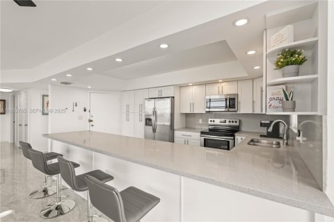 Condo in Miami, Florida, 2 bedrooms  № 1992888 - photo 8