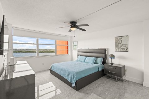 Condo in Miami, Florida, 2 bedrooms  № 1992888 - photo 5