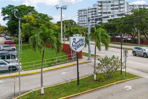 Condo in Miami, Florida, 2 bedrooms  № 1992888 - photo 30