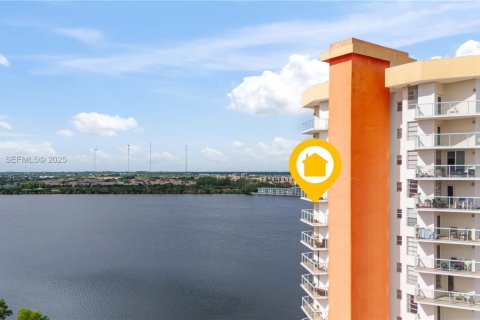 Condo in Miami, Florida, 2 bedrooms  № 1992888 - photo 25