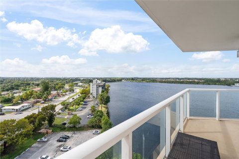 Condo in Miami, Florida, 2 bedrooms  № 1992888 - photo 23